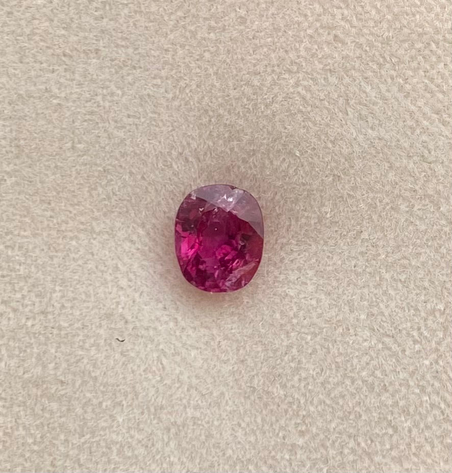 ミャンマー産　ピジョンブラッド　ルビー　1.35ct