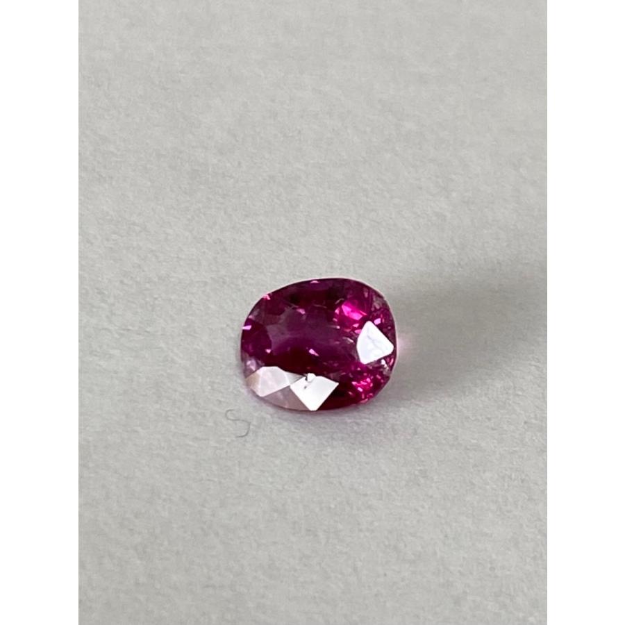 ミャンマー産　ピジョンブラッド　ルビー　1.35ct